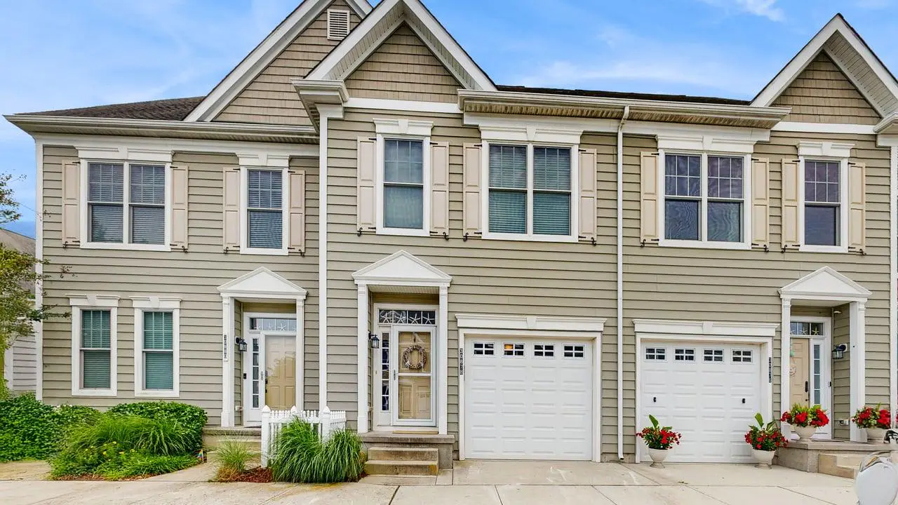 Heritage Village townhouse with community pool
