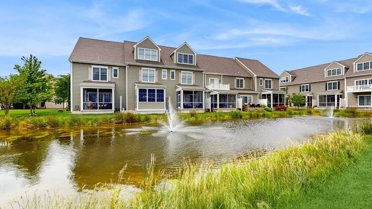 Heritage Village townhouse with community pool
