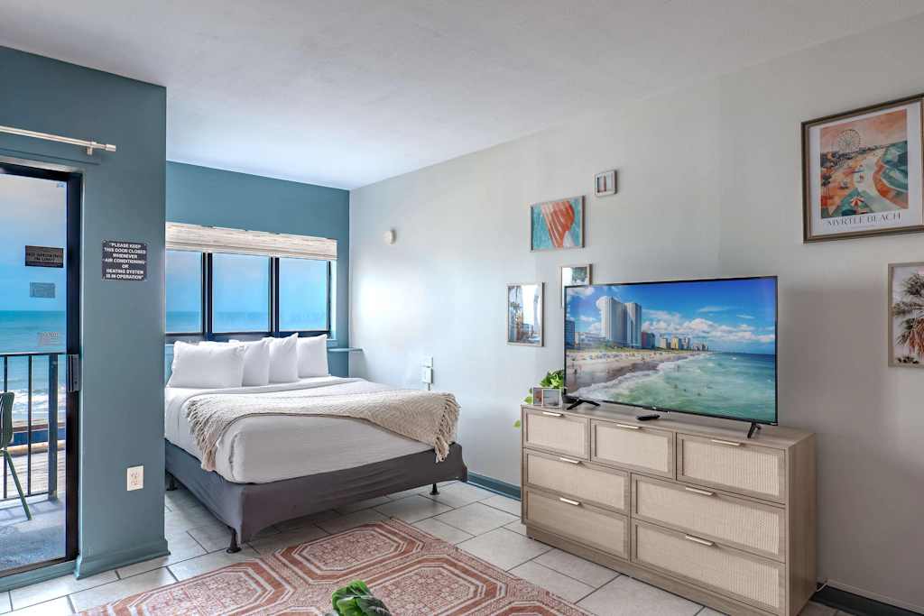 Nicely Updated!  Oceanfront Studio - Palace 302