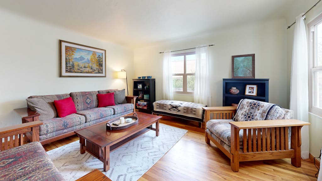 The Aspen House: Cozy 2BR, Fireplace, Across from Thorpe Park, Near Downtown