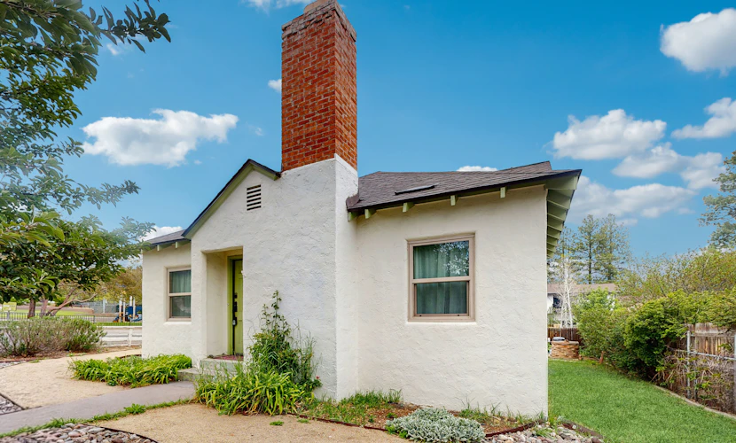 The Aspen House: Cozy 2BR, Fireplace, Across from Thorpe Park, Near Downtown