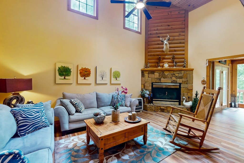 Cashiers, Lake Glenville Highlands Retreat Waterfall, Fire Pit, AC, Dog-Friendly