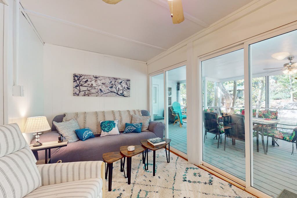 Charming 2BR Bungalow with stunning views and gas grill