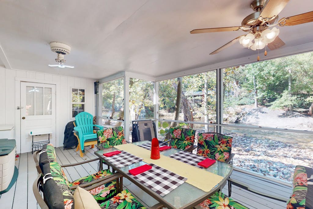Charming 2BR Bungalow with stunning views and gas grill