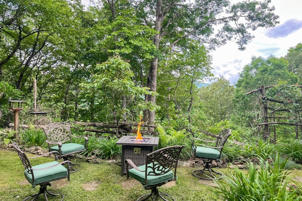 Peaceful 2BR Cabin with Full Kitchen, Wifi, Gas Grill, and Hot Tub