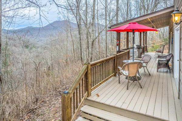 Outstanding mountain home with firepit, fast WiFi, furnished deck, views & grill