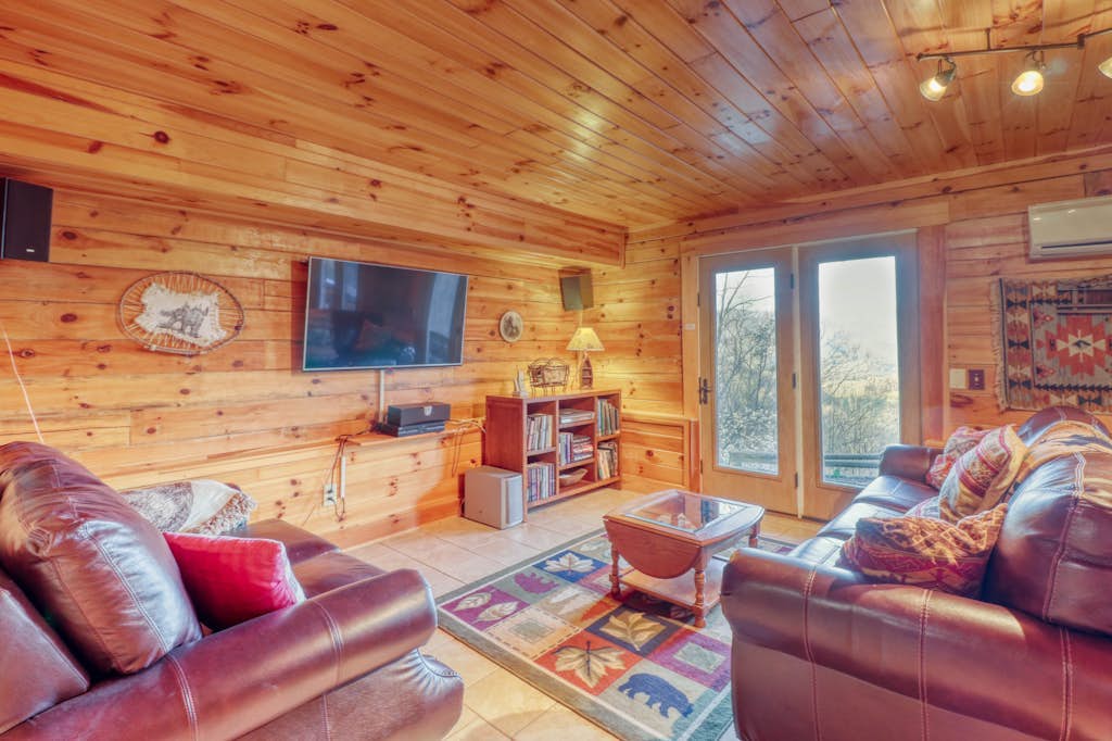 Large cabin with wrap-around porch, fireplace & wet bar