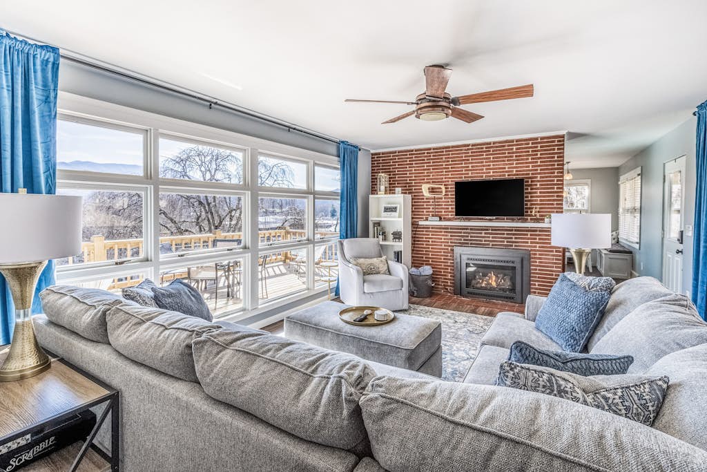 Wonderful escape near town & hiking with firepit, free WiFi, & furnished deck