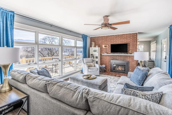 Wonderful escape near town & hiking with firepit, free WiFi, & furnished deck