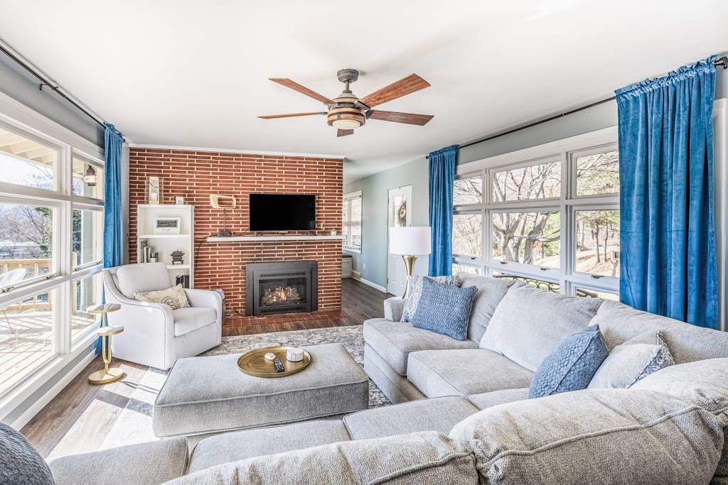Wonderful escape near town & hiking with firepit, free WiFi, & furnished deck