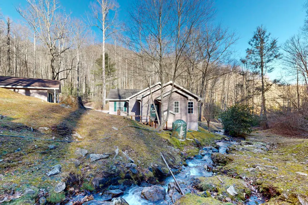 Papa’s Mountain Stream Cabin