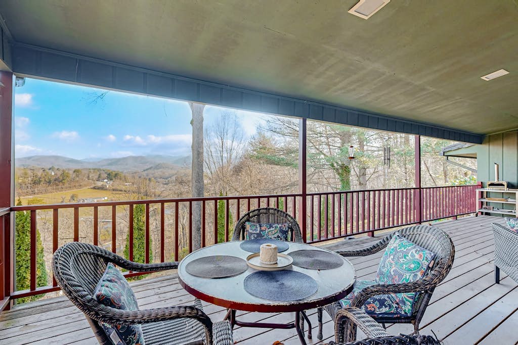 Dog-friendly mountain home with large deck and stunning mountain views