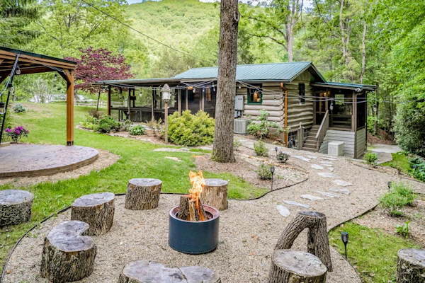 Bird-watcher's creekside cabin with screened porch, fireplace, yard, & firepit