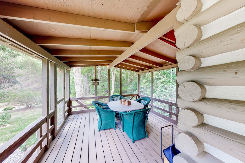Bird-watcher's creekside cabin with screened porch, fireplace, yard, & firepit