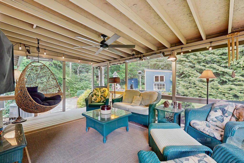 Bird-watcher's creekside cabin with screened porch, fireplace, yard, & firepit