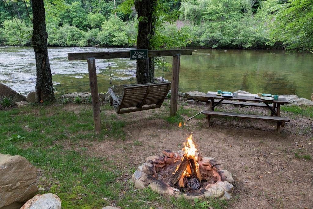 Riverfront home w/ fireplace, porch, outdoor firepit, grill and picnic table