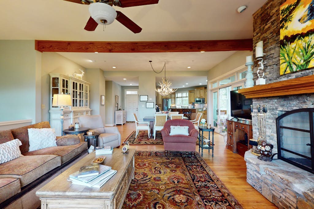 Beautiful and private townhouse overlooking the mountains