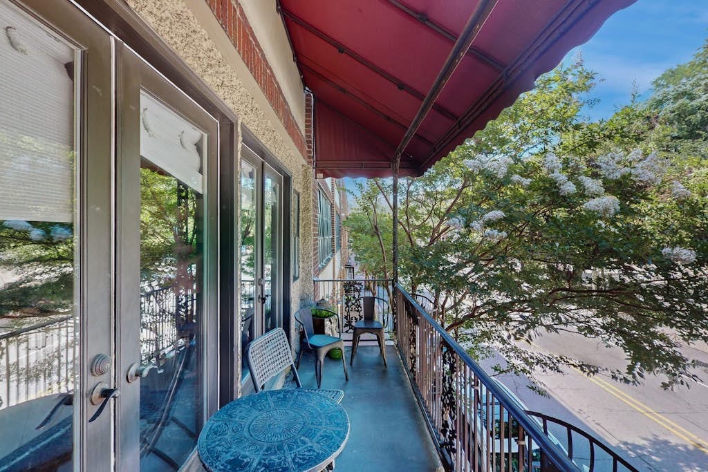 Elegantly Remodeled All-Suite Downtown Loft w/ Balcony & Chefs Kitchen