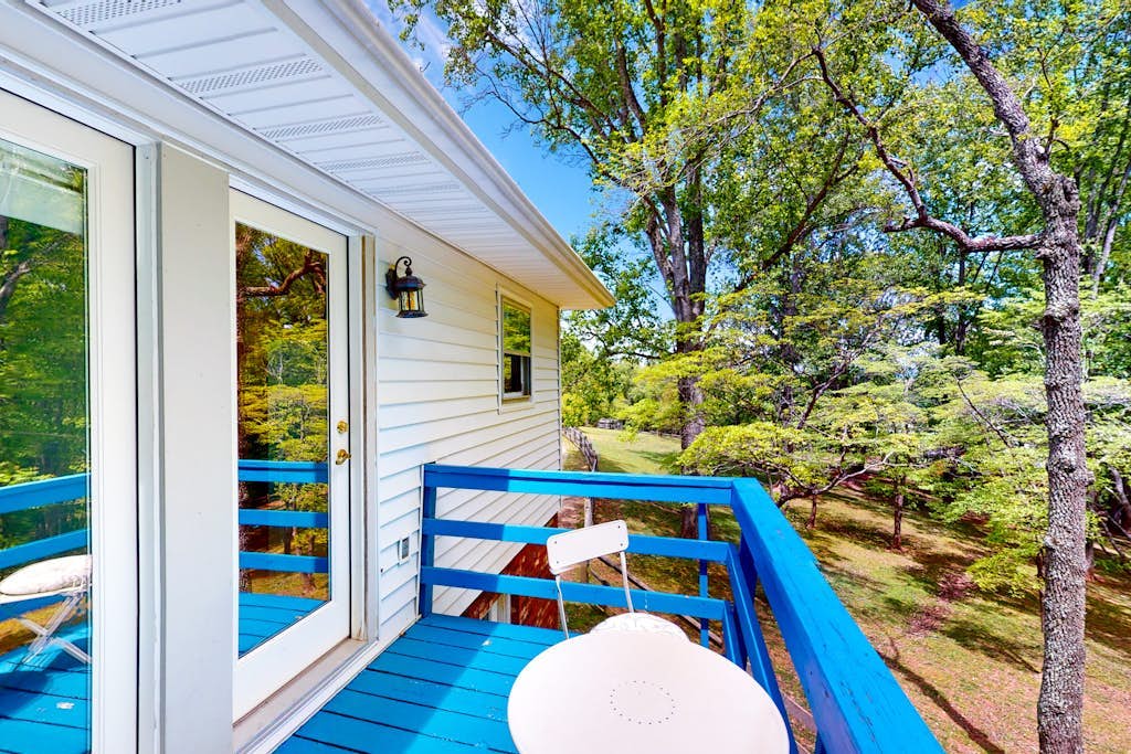 Family-friendly farm retreat on 18 acres with mountain views - board games & AC
