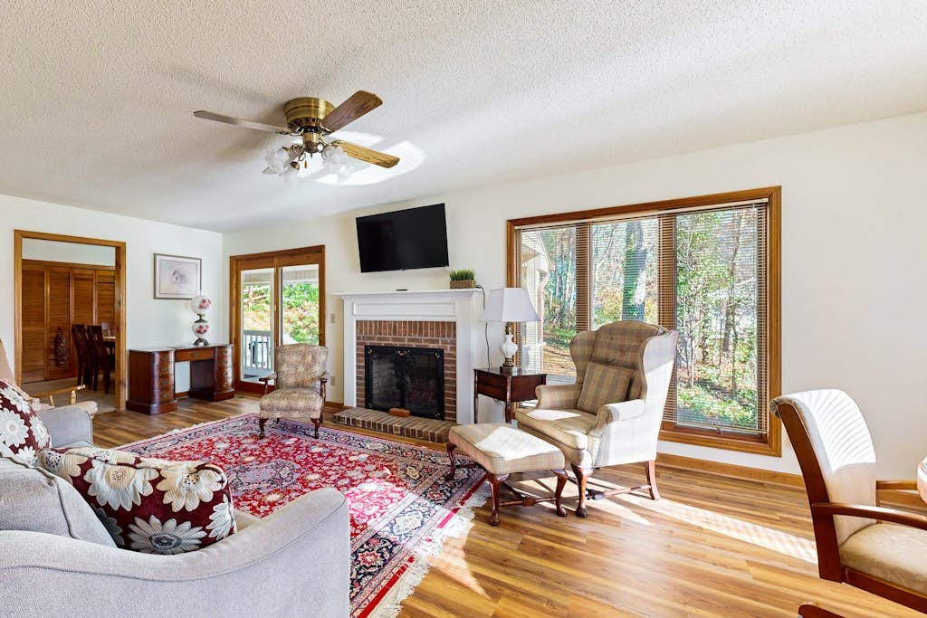 Charming 4BR home Offers a Full Kitchen, WIFI and plenty of outdoor activities