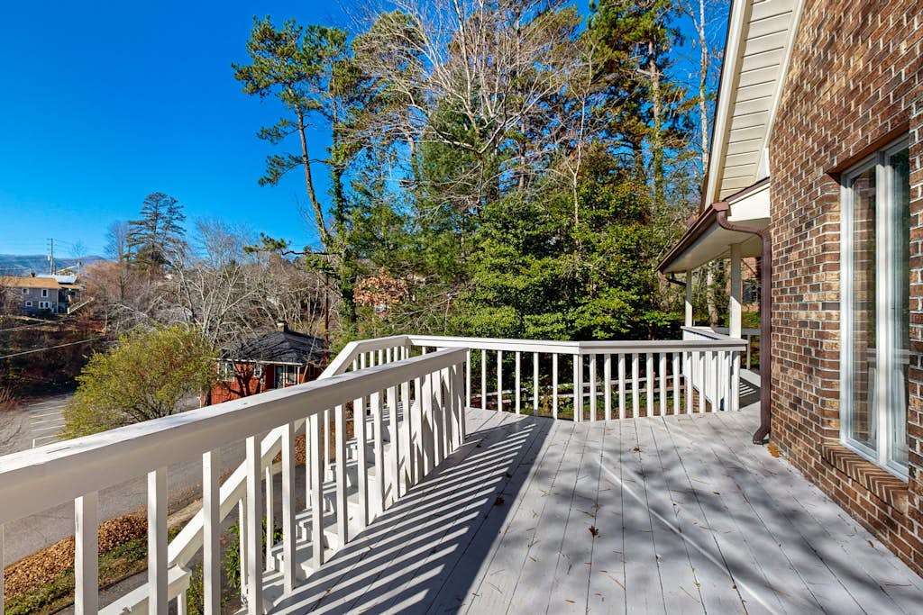Charming 4BR home Offers a Full Kitchen, WIFI and plenty of outdoor activities