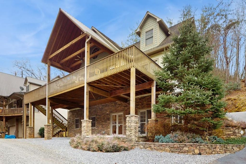 Luxurious home right on the river w/ a full kitchen - perfect for fishing