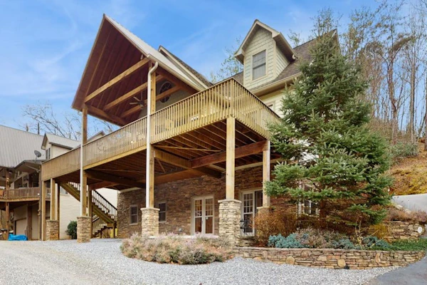 Luxurious home right on the river w/ a full kitchen - perfect for fishing
