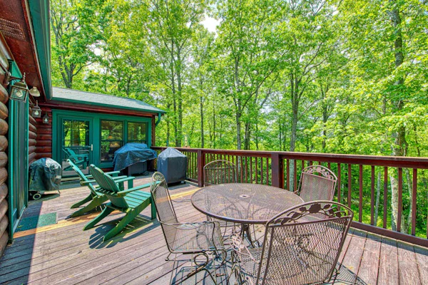 Spacious cabin w/ private hot tub, pool table, deck, fireplace, 2 kitchens & A/C
