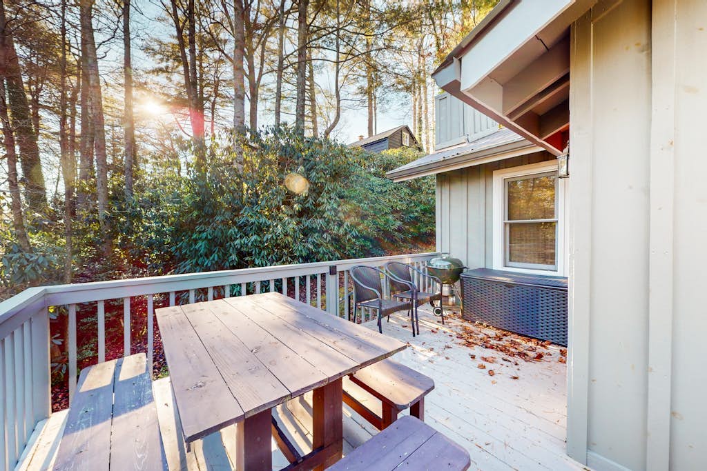Charming cabin with private deck, fireplace, central AC, & private W/D
