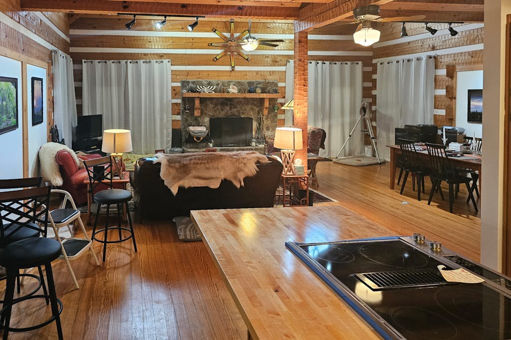 Reconnect with nature in this cozy, dog-friendly mountain retreat with Views