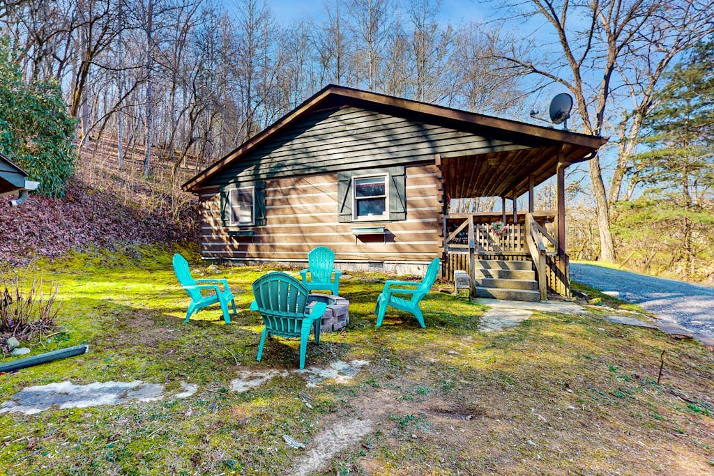Cozy Dog-Friendly Mountain Log Cabin w/Free WiFi, Easy Access & Covered Parking