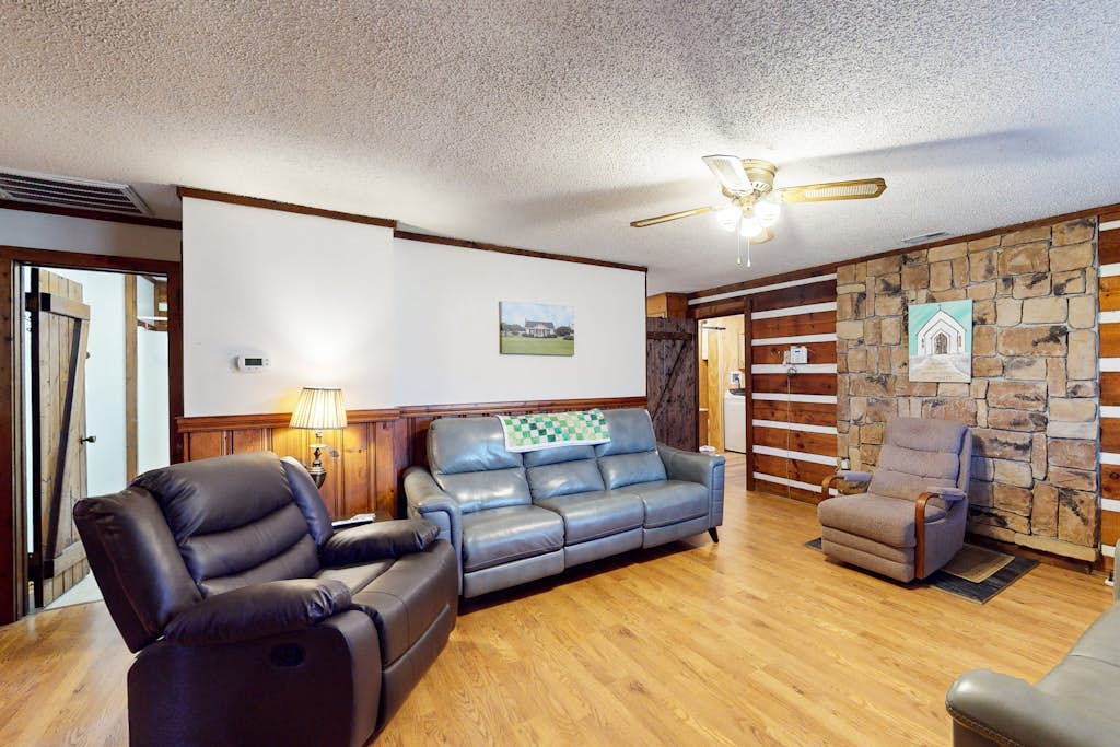 Cozy Dog-Friendly Mountain Log Cabin w/Free WiFi, Easy Access & Covered Parking
