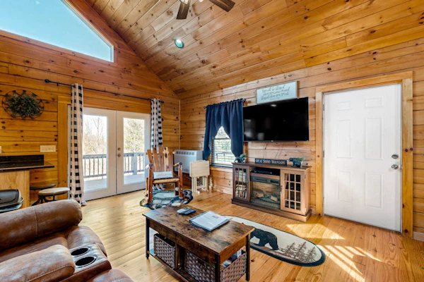 Lofted cabin in the trees with private pool table, washer/dryer, & full kitchen