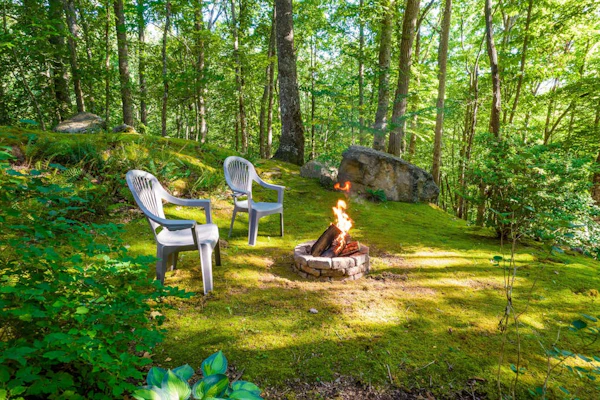 Mountain-view retreat with a wood-burning fireplace, grill, AC, & W/D