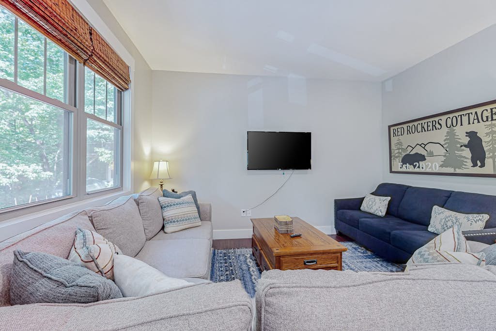 Red Rockers Cottage - Brand-New Home with Front Porch, Bike to Downtown