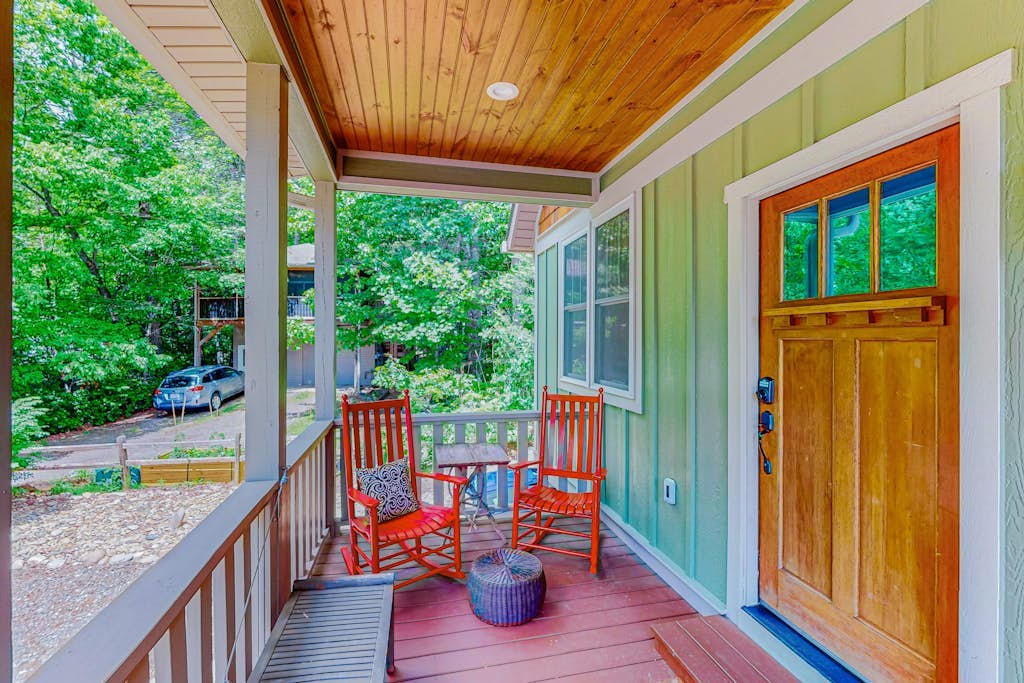 Red Rockers Cottage - Brand-New Home with Front Porch, Bike to Downtown