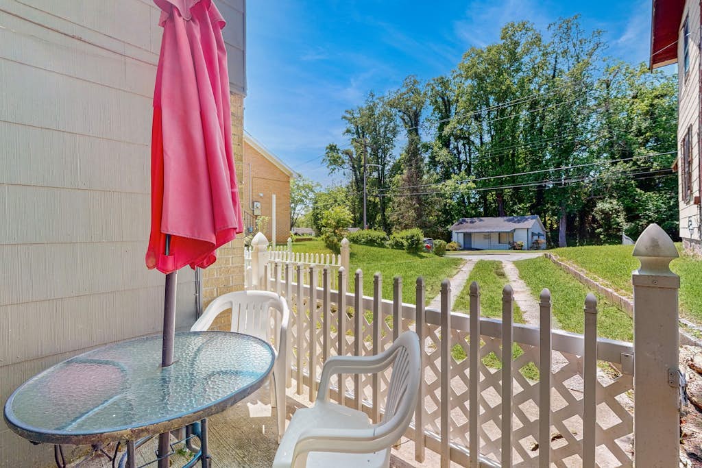 Charming 2 BR house near downtown Hendersonville w/ washer/dryer