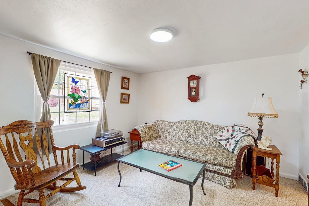 Charming 2 BR house near downtown Hendersonville w/ washer/dryer