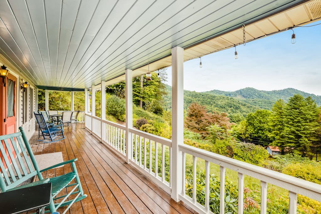 Family & (1 MAX)dog-friendly retreat w/game room, mountain view & EV charger