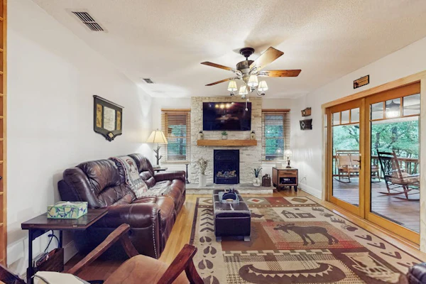 Mountain retreat with decks, firepit, pool table, and fireplace - dogs OK
