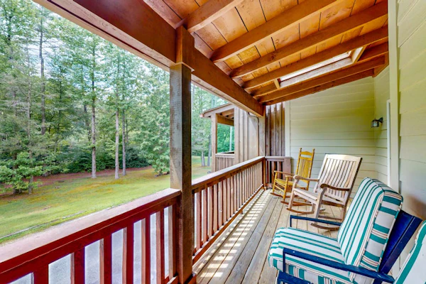 Beautiful townhouse surrounded by nature, grill, shared hot tub, pool, & tennis