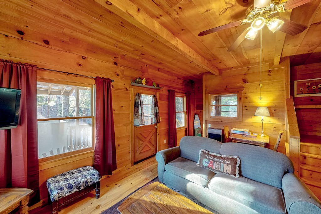Comfortable mountain view cabin with TV, board games, & kitchenette