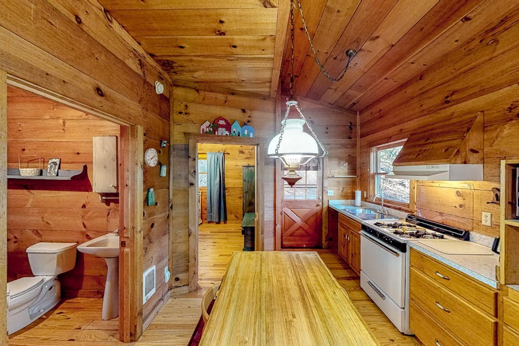 Comfortable mountain view cabin with TV, board games, & kitchenette