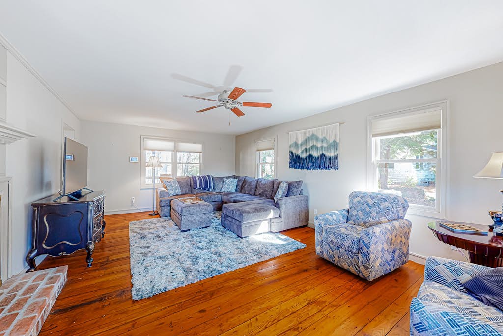 1-acre dog-friendly home with mtn views, 2 porches - walk downtown