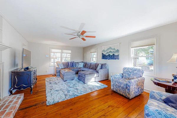 1-acre dog-friendly home with mtn views, 2 porches - walk downtown