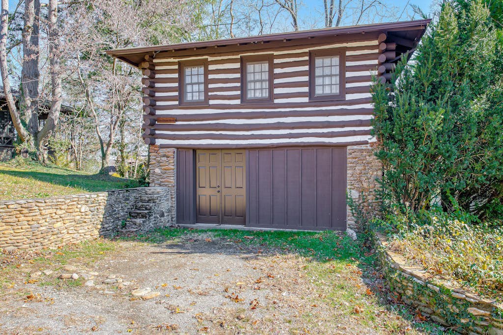 Adorable Wooded Getaway w/ Free WiFi, Shared Pool, Kitchenette & Great Location