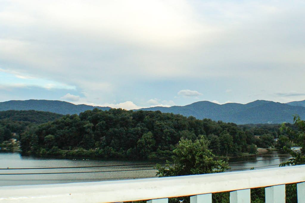 Delightful Lakefront Retreat W/ Shared Pool, Free WiFi, Lake Views & More