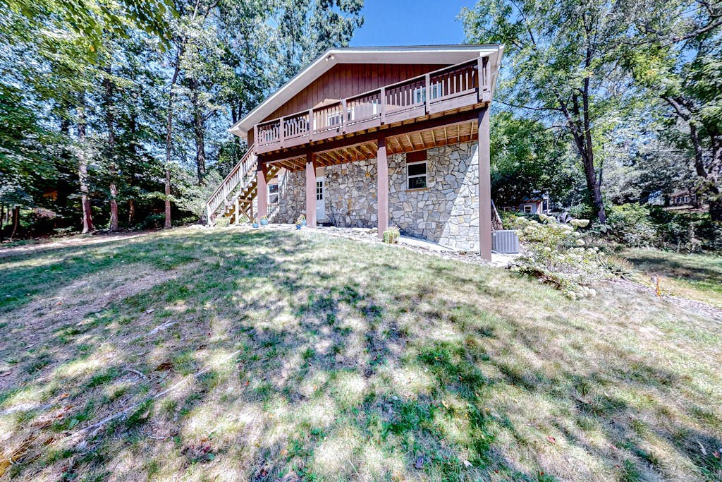 Renovated mtn-view home with grill, outdoor pool, golf, gym, fireplace, tennis
