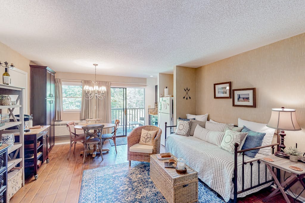 Inviting studio with pool, tennis, hot tub, kitchenette, & private sunny balcony