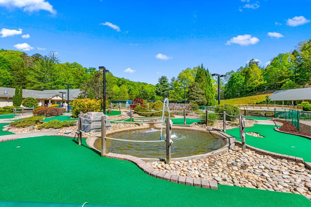 Inviting studio with pool, tennis, hot tub, kitchenette, & private sunny balcony